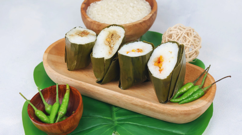 Lontong Isi Kentang, Wortel, & Ayam Suwir